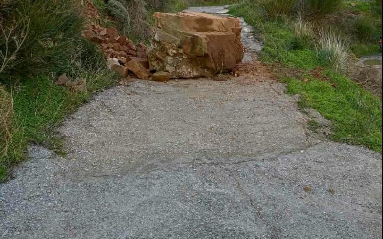 βράχος στο δρόμο