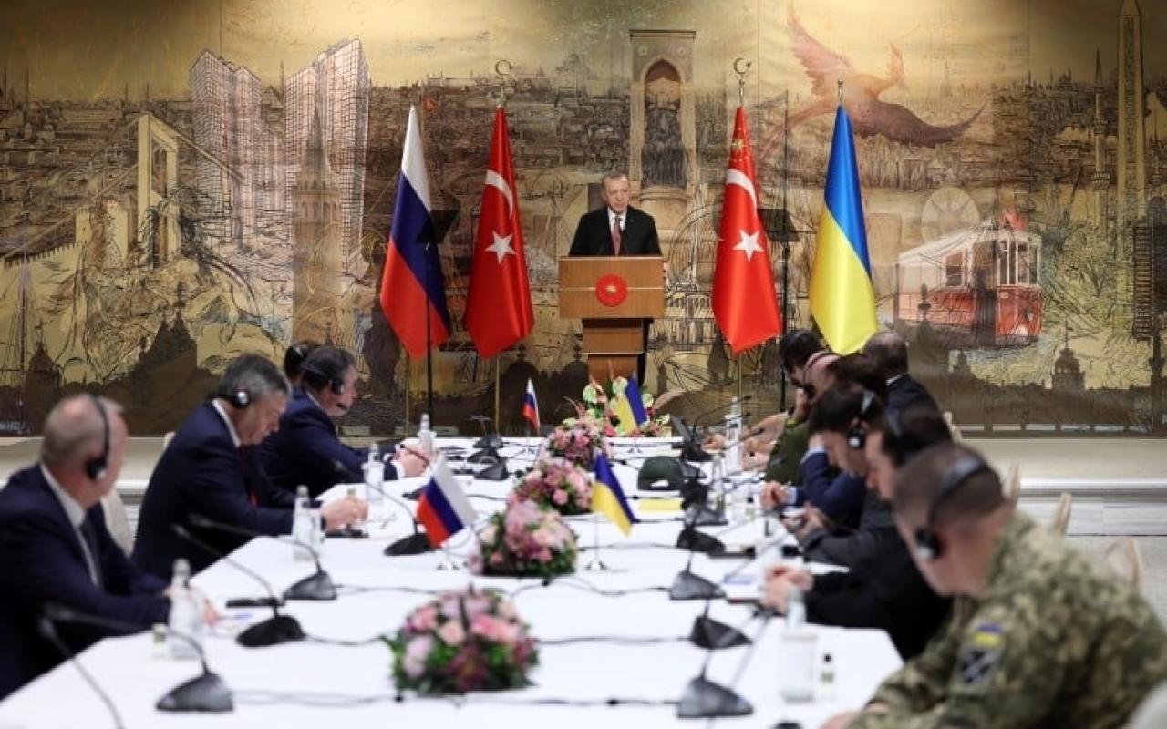 Ο Τούρκος πρόεδρος Ρετζέπ Ταγίπ Ερντογάν μιλά πριν από τις ειρηνευτικές συνομιλίες μεταξύ αντιπροσωπειών από τη Ρωσία και την Ουκρανία