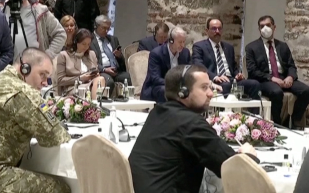 Ο Ρώσος δισεκατομμυριούχος Ρομάν Αμπράμοβιτς, τρίτος από τα δεξιά, ακούει τον Τούρκο Πρόεδρο Ερντογάν να απευθύνεται σε Ρώσους και Ουκρανούς διαπραγματευτές πριν από τις κατ' ιδίαν συνομιλίες τους