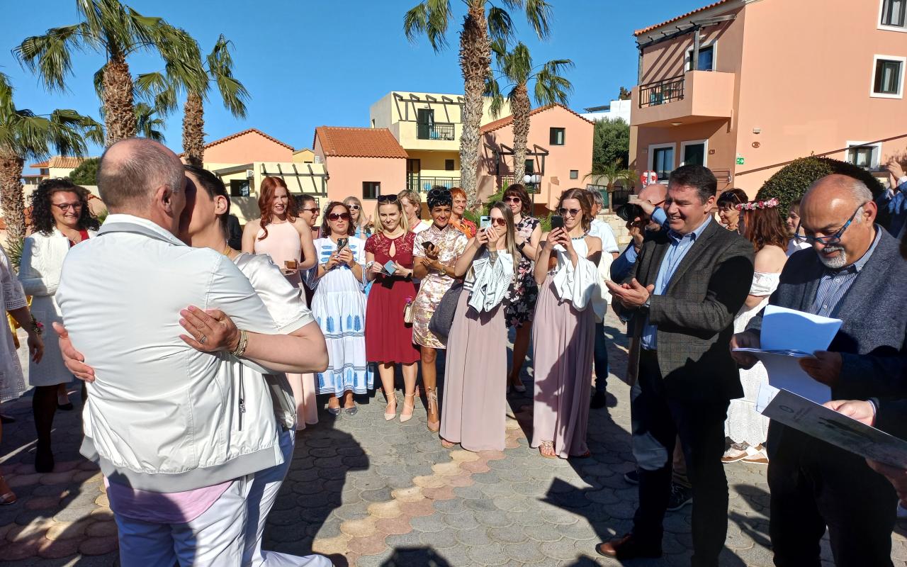 Εννέα ζευγάρια από την Γερμανία παντρεύτηκαν κάτω από τον καταγάλανο ουρανό 