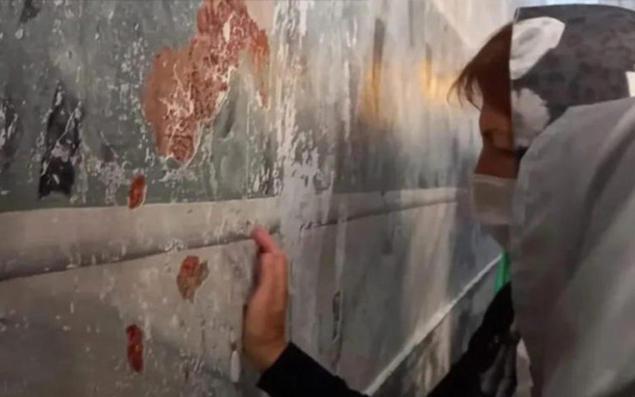 Αγιά Σοφιά: Ξύνουν τους τοίχους και παίρνουν κομμάτια για ενθύμια