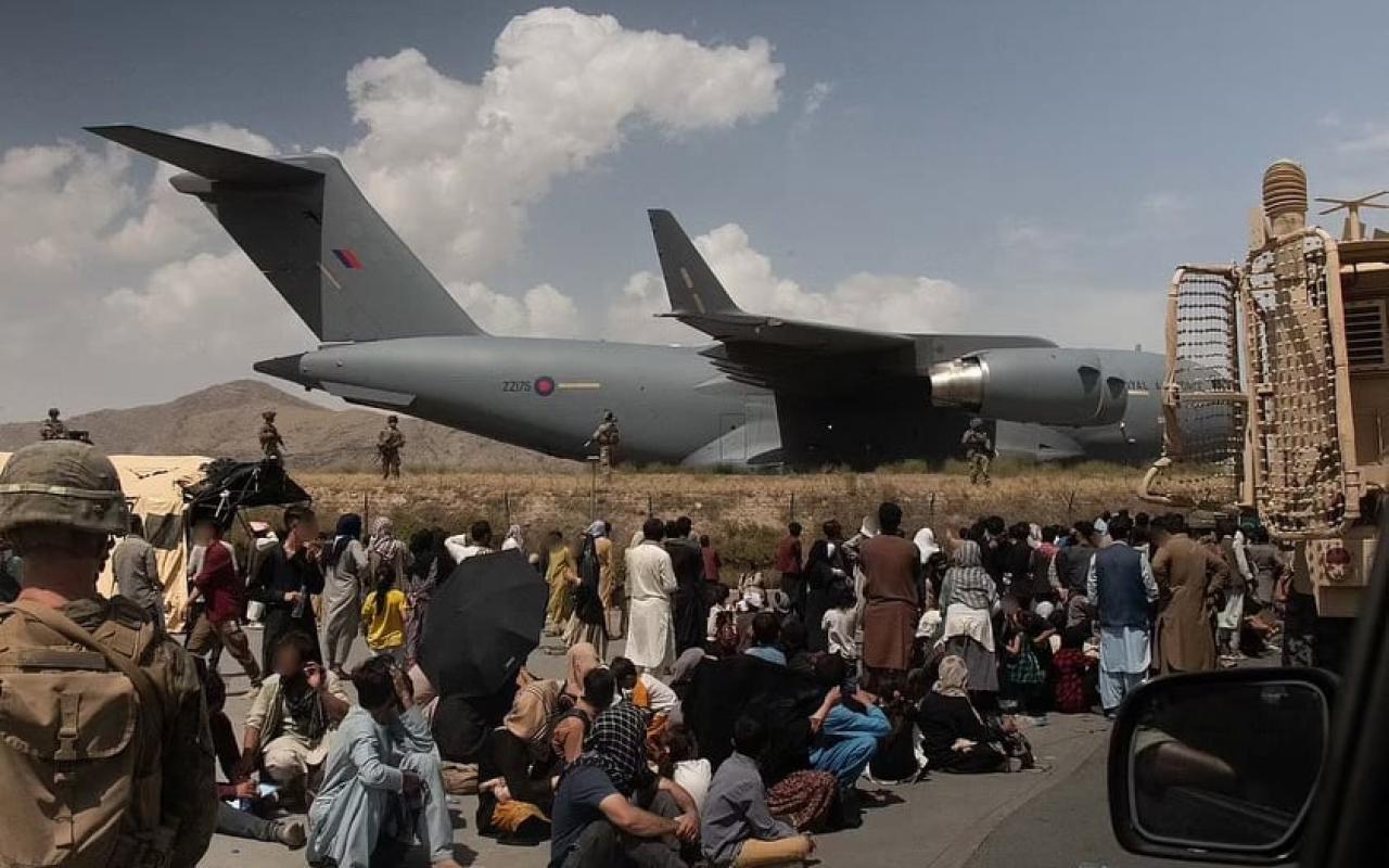 Χιλιάδες Αφγανοί επιχειρούν να διαφύγουν από τους Ταλιμπάν, από το αεροδρόμιο της Καμπούλ, τη μοναδική πύλη εξόδου...