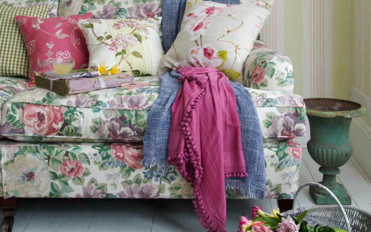 Ριχτάρια: Το πανωφόρι του καναπέ, της Ελένης Κριτσωτάκη
