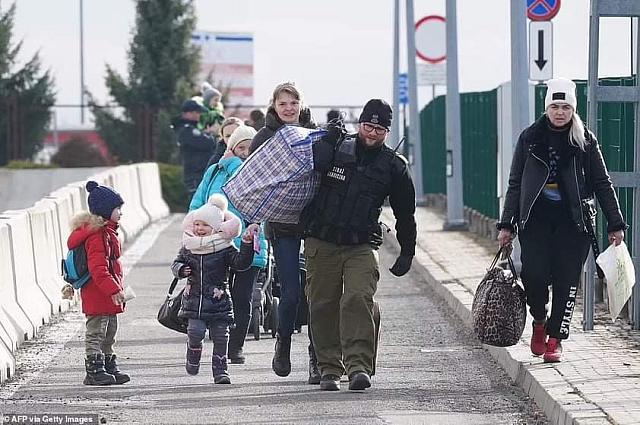 Με τα πόδια και με μικρά παιδιά, άμαχοι οδεύουν προς την Πολωνία