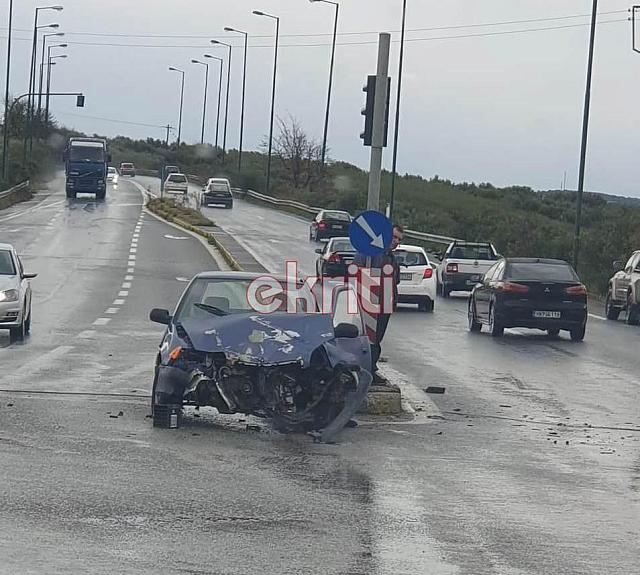 Σφοδρή σύγκρουση αυτοκινήτων στα φανάρια Σκαλανίου