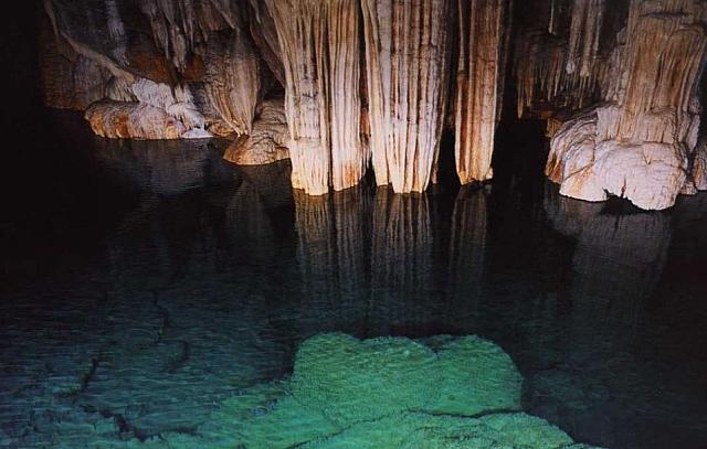 Σπηλαιο των Λιμνών
