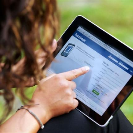 Γυναίκες χρήστες, αλλά άνδρες εργαζόμενοι, στο Facebook!