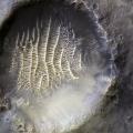 Ο κρατήρας στον Άρη που μοιάζει με ανθρώπινο αποτύπωμα 