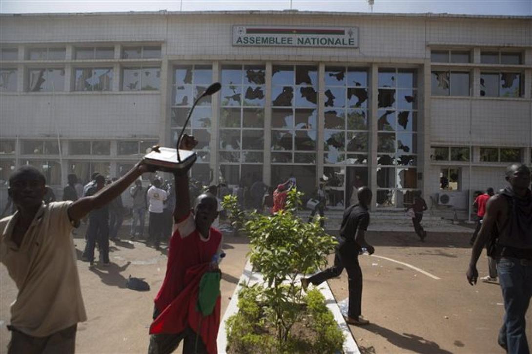 Μπουρκίνα Φάσο: Διαδηλωτές λεηλατούν υπουργεία και καταστήματα
