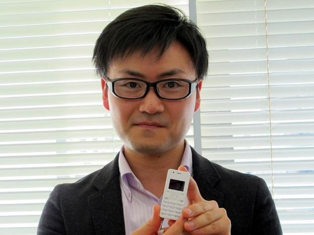 Από την Ιαπωνία έρχεται το μικρότερο κινητό τηλέφωνο στον κόσμο!