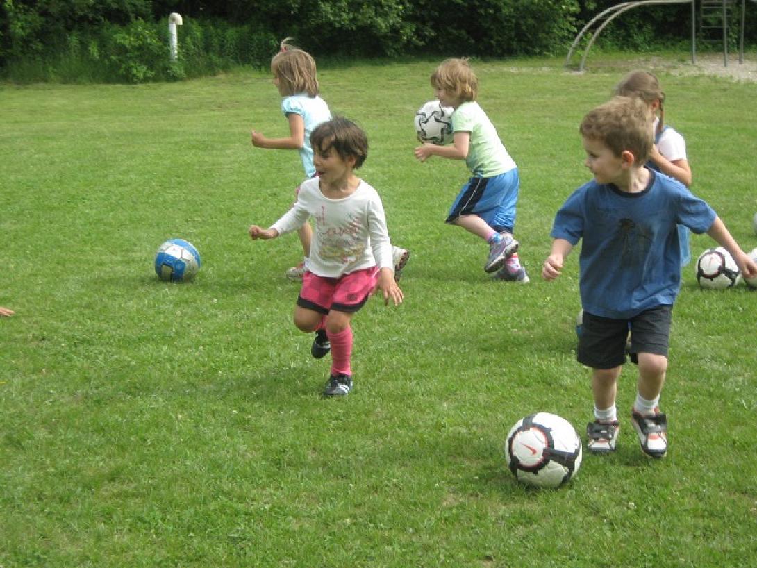 παιδιά παιχνίδι ποδόσφαιρο