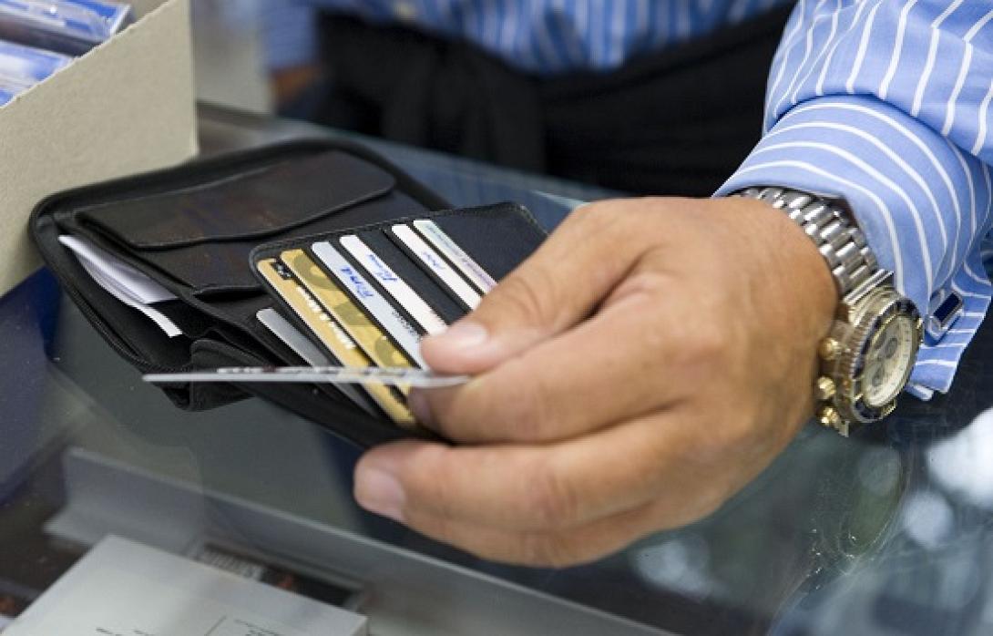Τρομάζει τους Ελληνες μία πιθανή αλλαγή στο καθεστώς των πιστωτικών καρτών