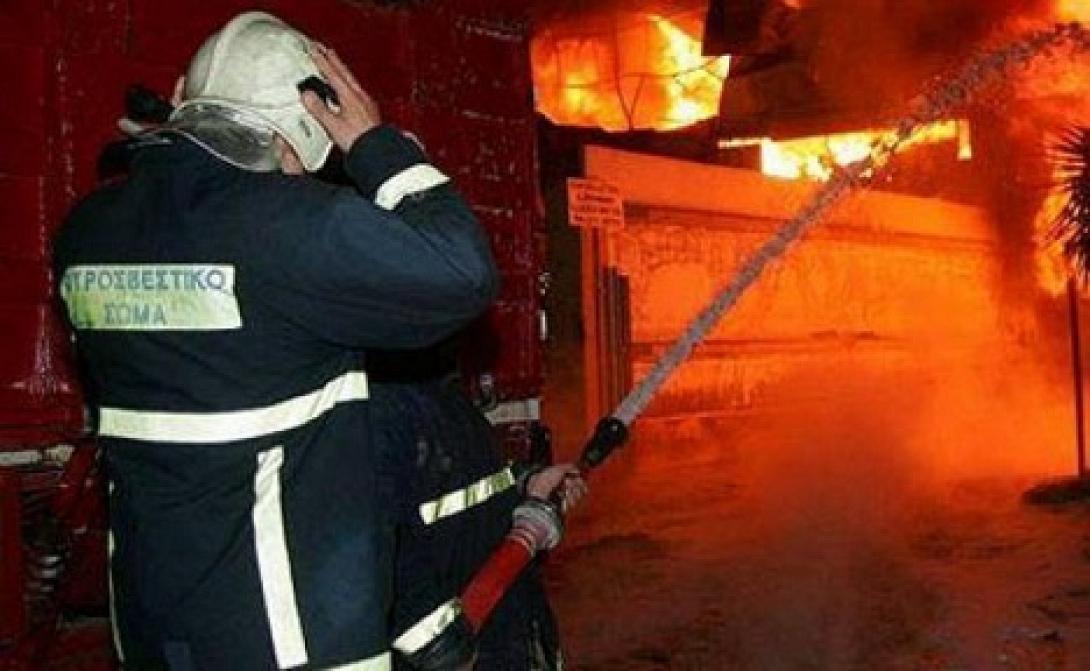 Μεγάλη επιχείρηση της Πυροσβεστικής για πυρκαγιά σε μονοκατοικία στα Χανιά